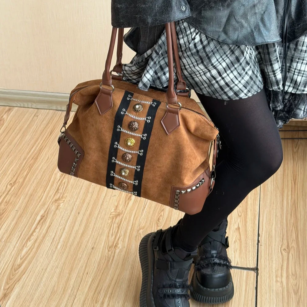 Damen-Tasche Umwandelbare Schultertasche im Boho Western Stil mit Nieten und Kettenakzenten