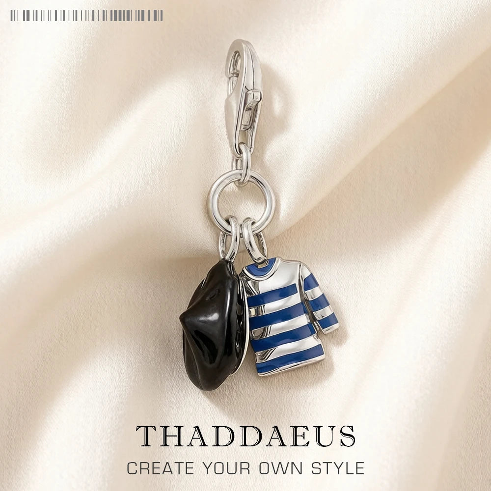 Hängender Silber-Charm-Anhänger mit schwarzer Baskenmütze, blau-weißem Hemd und Karabiner