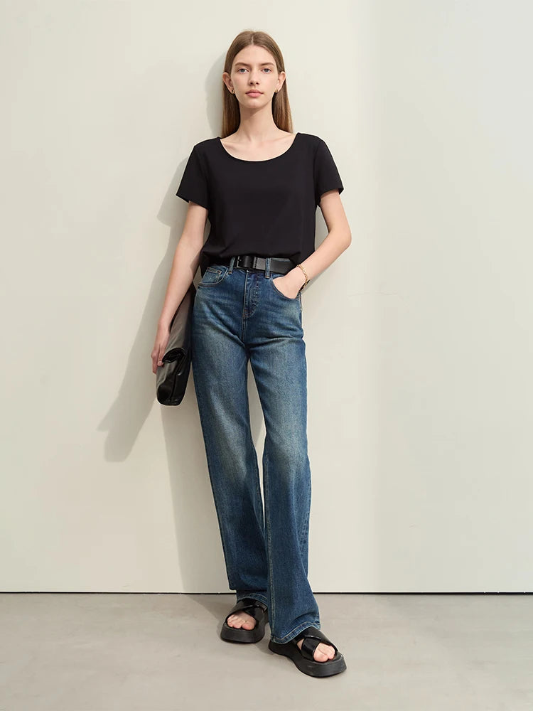 Damen T-Shirt im minimalistischen Stil mit großem U-Ausschnitt und kurzen Ärmeln