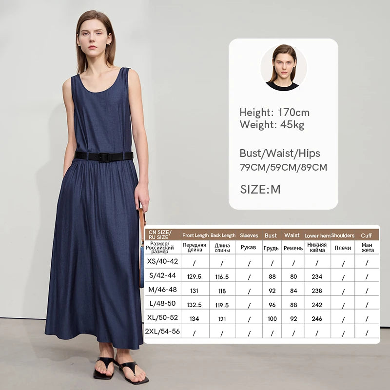 Langes Sommerkleid ohne Ärmel in Dunkelblau mit Faltenrock und Gürtel, mit Hut