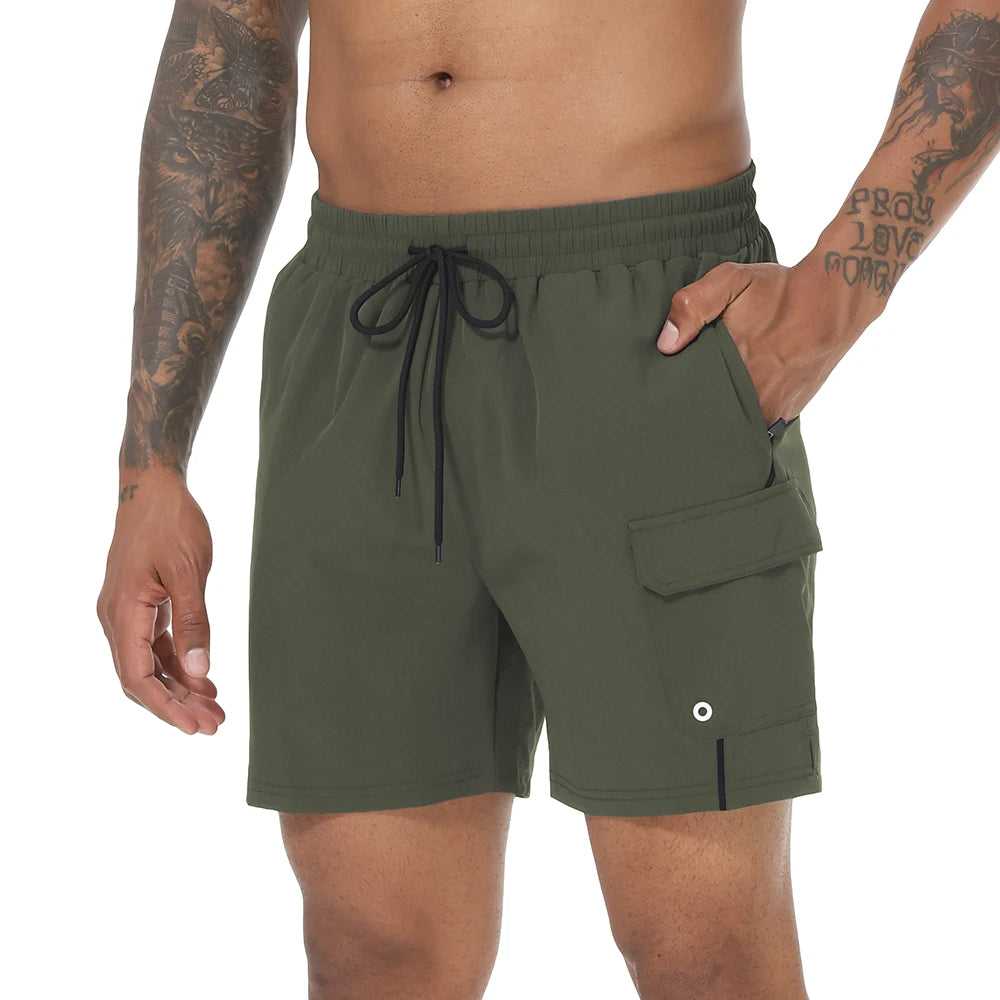 Sommerliche Herren-Badeshorts mit Camouflage-Streifen, schnelltrocknend, mit Reißverschlusstaschen und Mesh-Futter – ideal für Strand und Surfen.