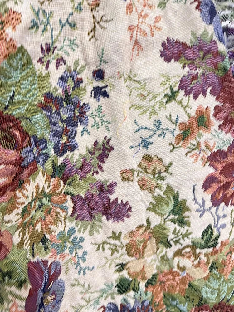 Elegantes Damenkleid mit Stehkragen und kurzen Ärmeln, bestickt und mit Spitzen-Patchwork – modisch und schick.