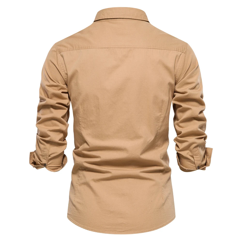 Herren Hemd im einfarbigen Militärstil mit Taschen für den Herbst