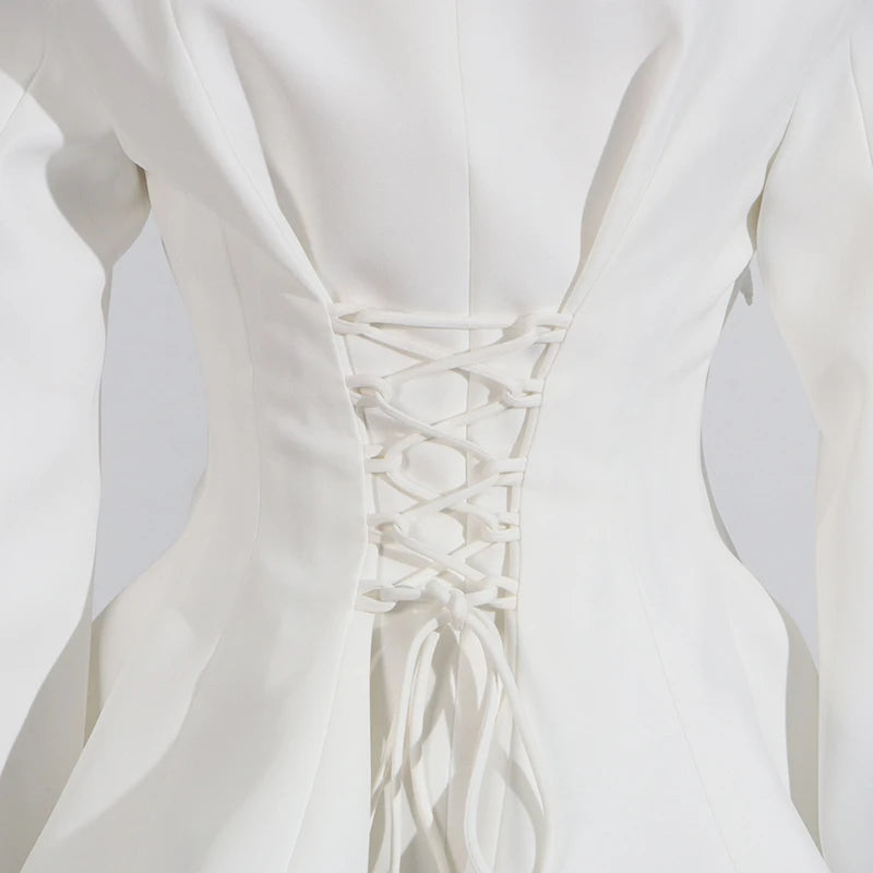 Elegantes Damenkleid mit Rundhalsausschnitt, halblangen Ärmeln und Spitzen-Patchwork-Design – figurbetont und stilvoll.