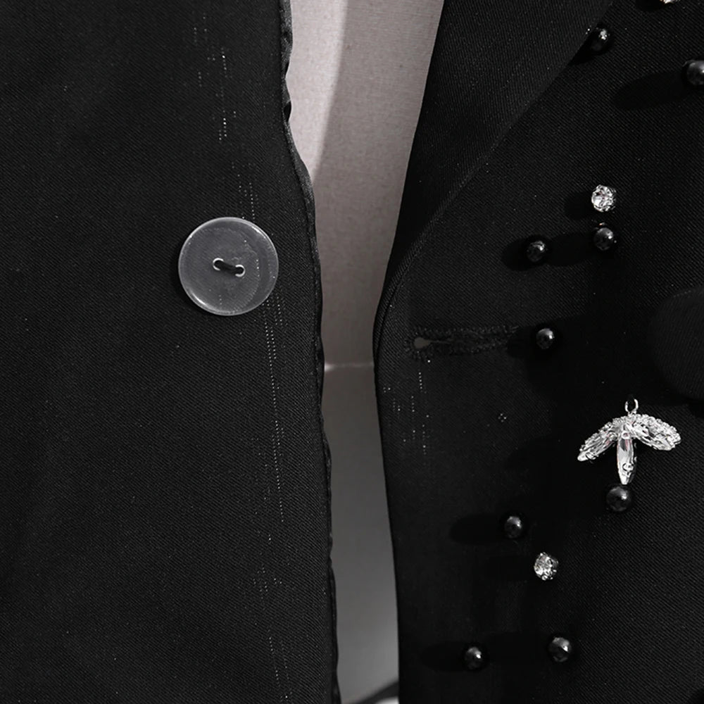 Elegantes Damen-Maxikleid mit hohem Kragen und Laternenärmeln – figurbetontes Design mit Perlendetails für besondere Anlässe.