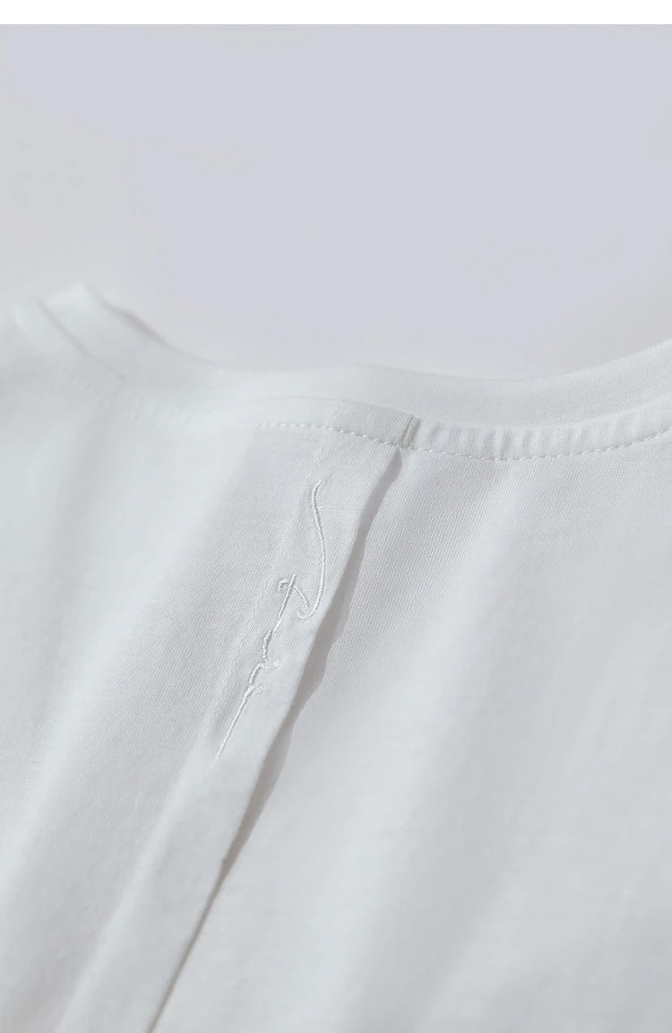 Damen Top im minimalistischen Sommerstil mit einfarbiger Buchstabenstickerei