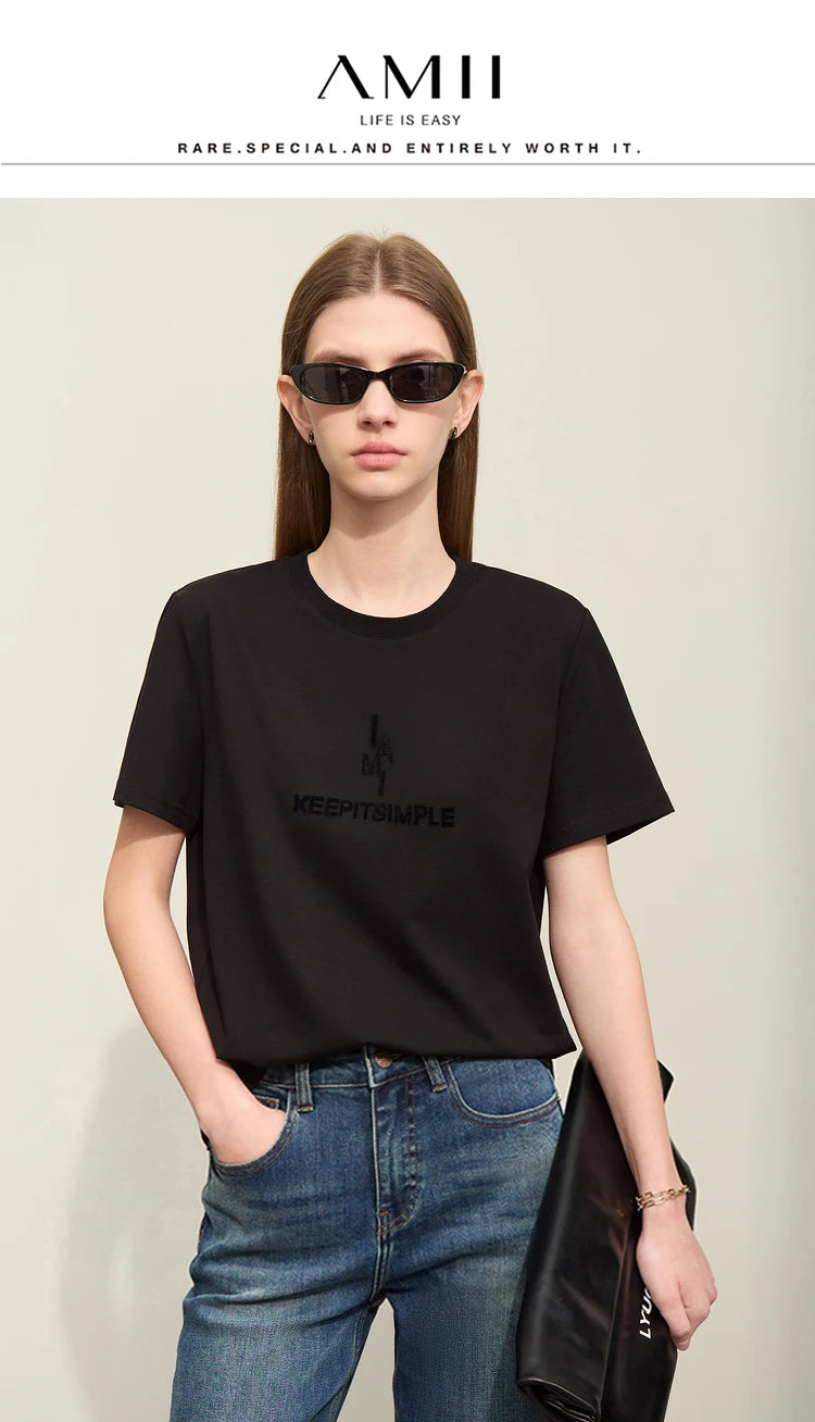 Damen T-Shirt im minimalistischen Stil mit modischer Stickerei und O-Ausschnitt