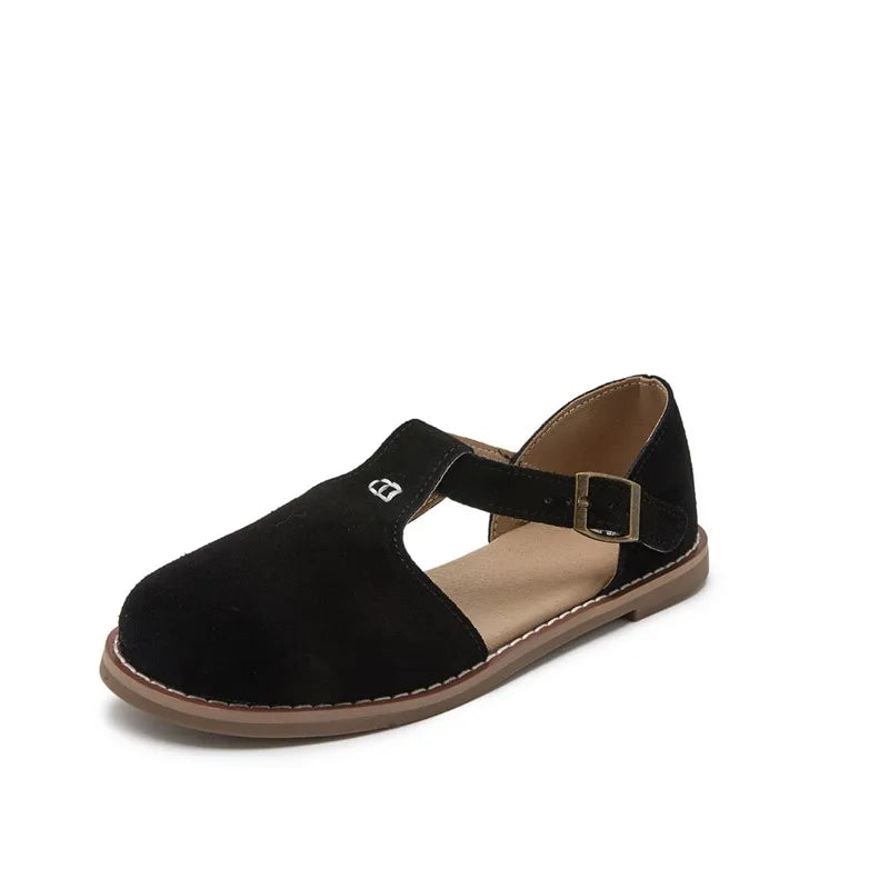 Schwarze flache Leder-Sandalen mit Riemen und Schnalle, Zehenöffnung und braune Laufsohle