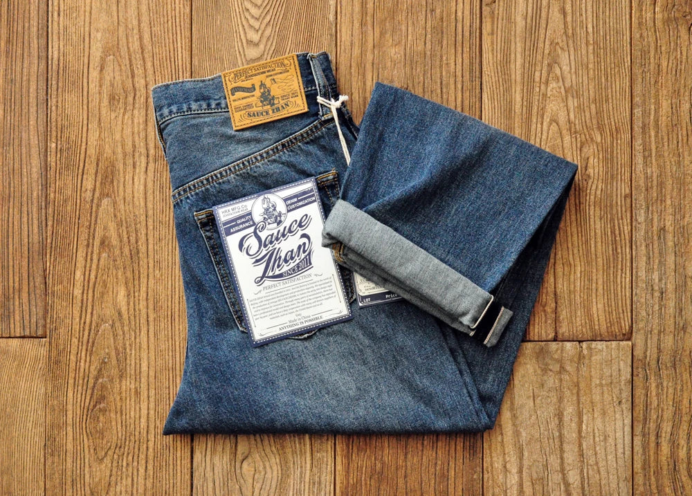 Männer Jeans im Vintage-Stil mit bestickten Patches und zerrissenen Details