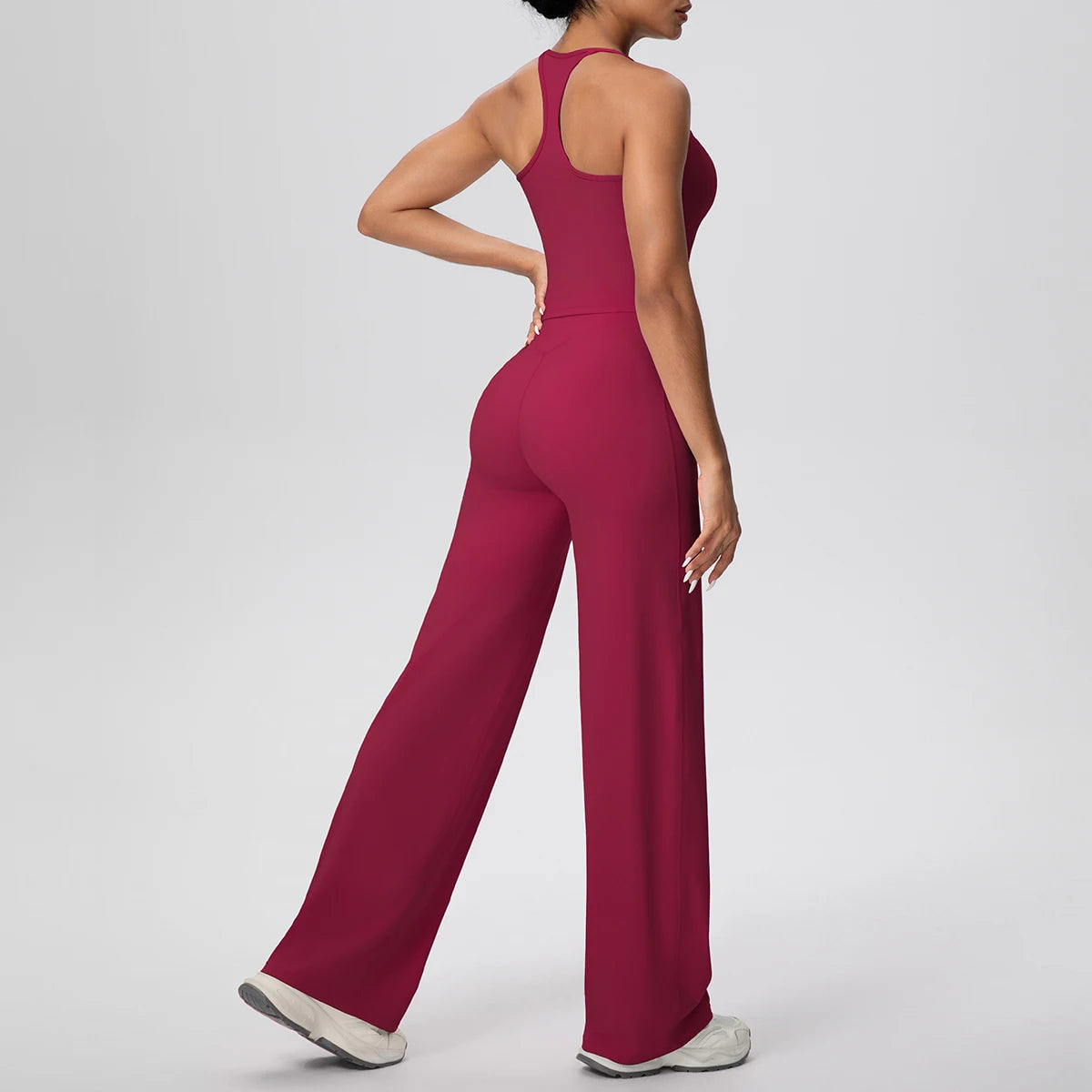 Burgunderfarbenes Yoga-Set mit offenem Rücken am Top und weiter Hose