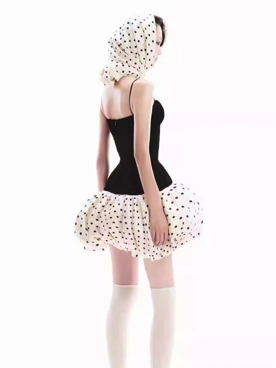 Schulterfreies, ärmelloses Damen-Kleid mit farblich abgesetztem Patchwork-Design und Schleifendetail – elegantes, figurbetontes Faltendesign