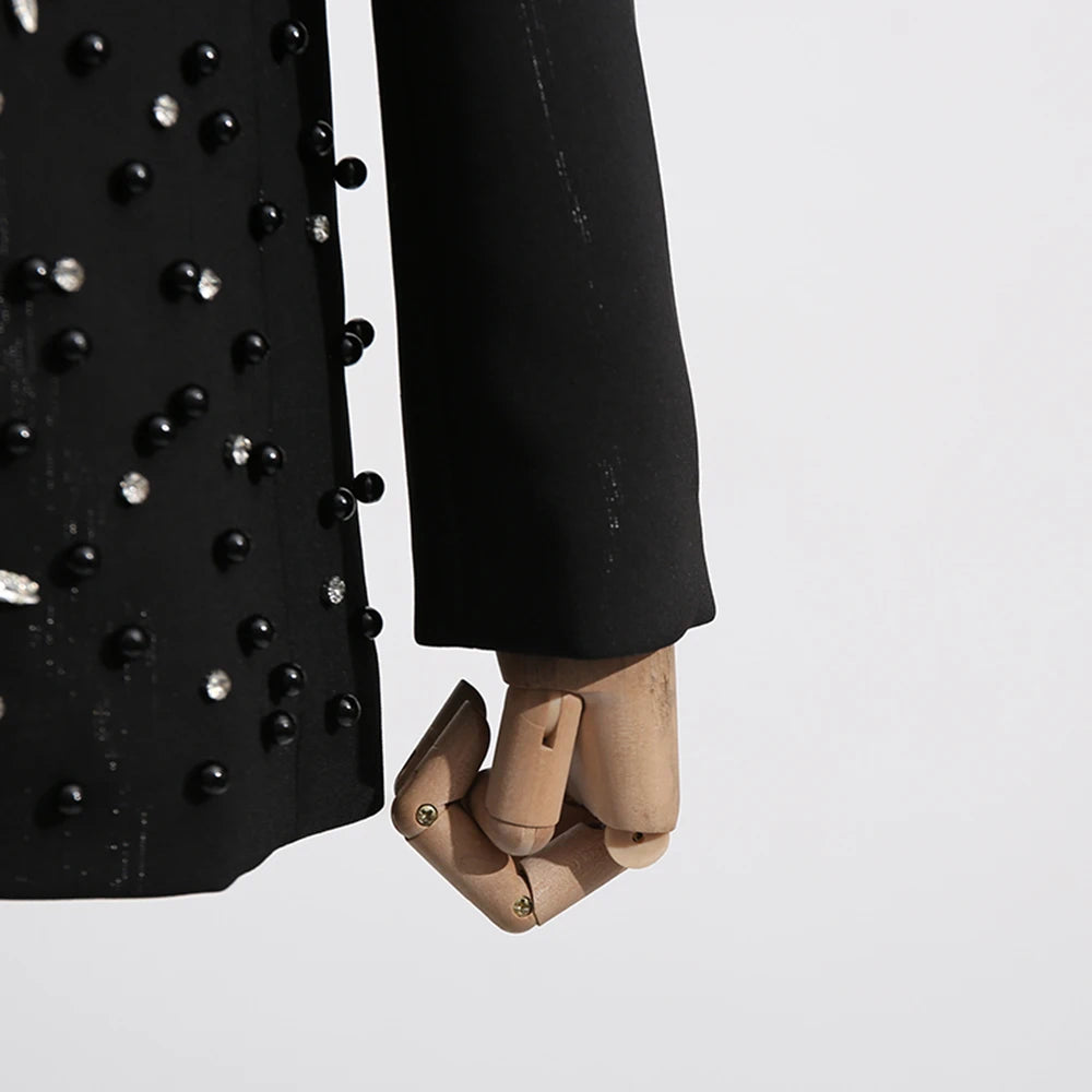 Elegantes Damen-Maxikleid mit hohem Kragen und Laternenärmeln – figurbetontes Design mit Perlendetails für besondere Anlässe.