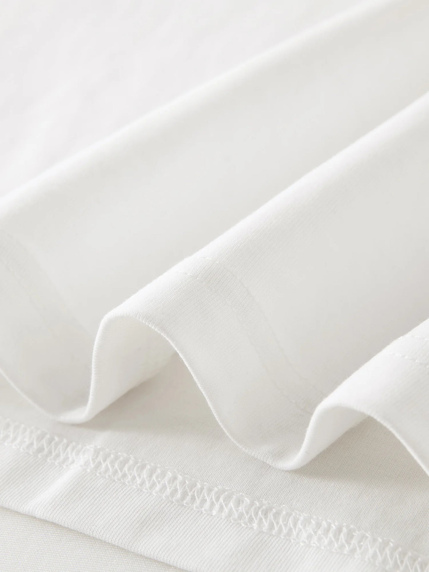 Damen T-Shirt mit V-Ausschnitt und strukturierten Schultern im Retro-Twist-Knotendesign für eine schlanke Silhouette