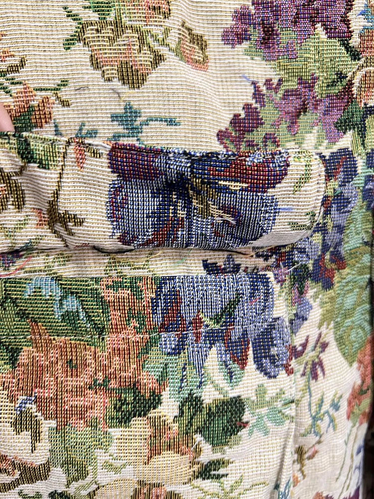 Elegantes Damenkleid mit Stehkragen und kurzen Ärmeln, bestickt und mit Spitzen-Patchwork – modisch und schick.