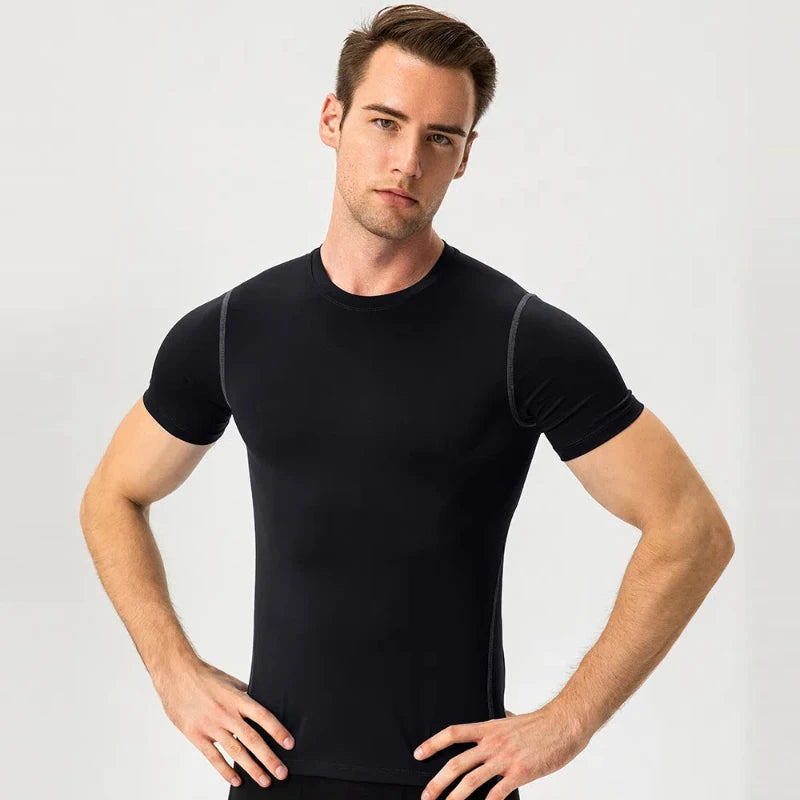 Eng anliegendes Herren-Fitness-Trainingsset mit kurzen Ärmeln – elastisch und schnelltrocknend, ideal für Sport und Laufen.