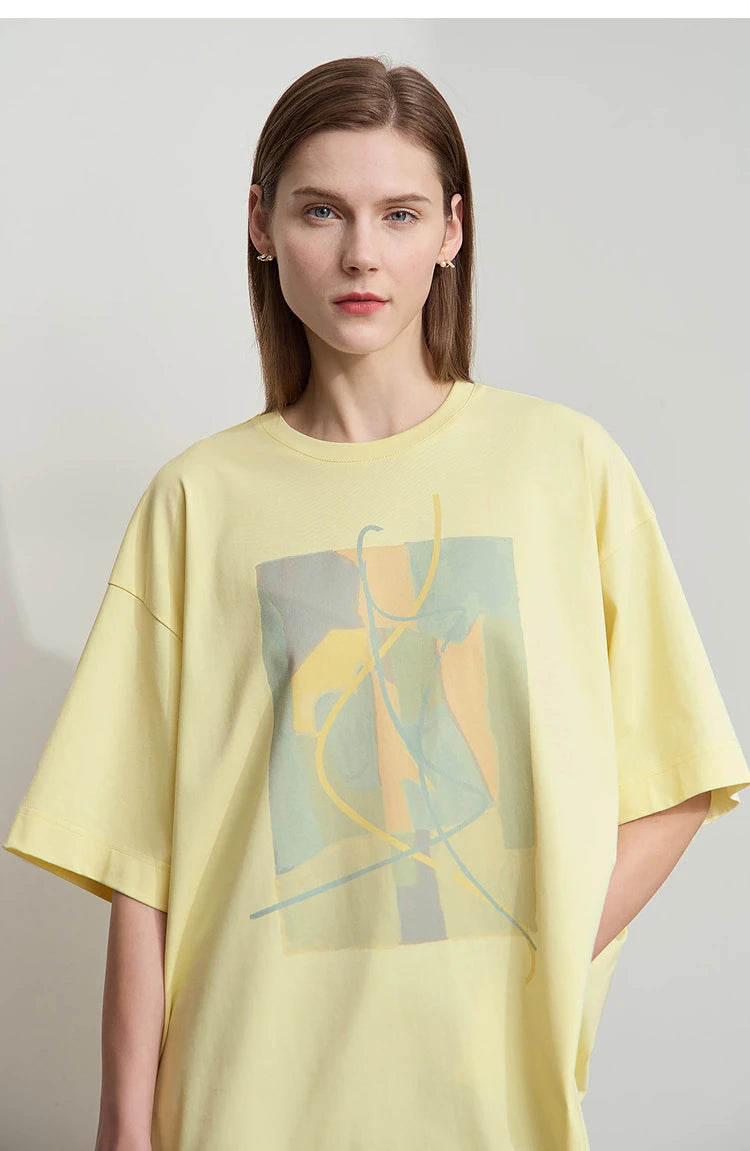 Damen T-Shirt im minimalistischen Design mit unregelmäßigem Schnitt und abstraktem Druck