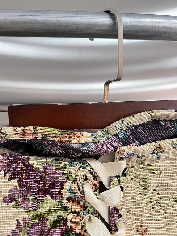 Elegantes Damenkleid mit Stehkragen und kurzen Ärmeln, bestickt und mit Spitzen-Patchwork – modisch und schick.