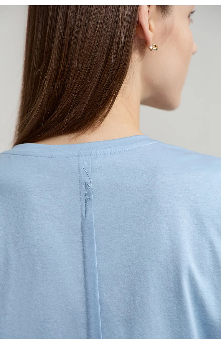 Damen Top im minimalistischen Sommerstil mit einfarbiger Buchstabenstickerei