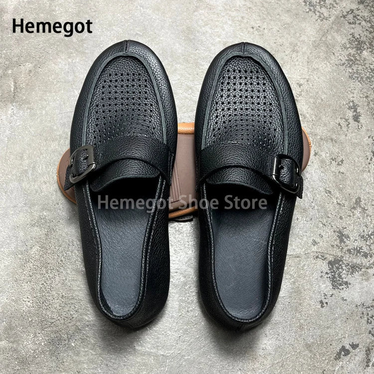 Herren-Buckle-Loafer aus dunklem Leder, perforierte Vorderseite, Slip-On mit Schnalle