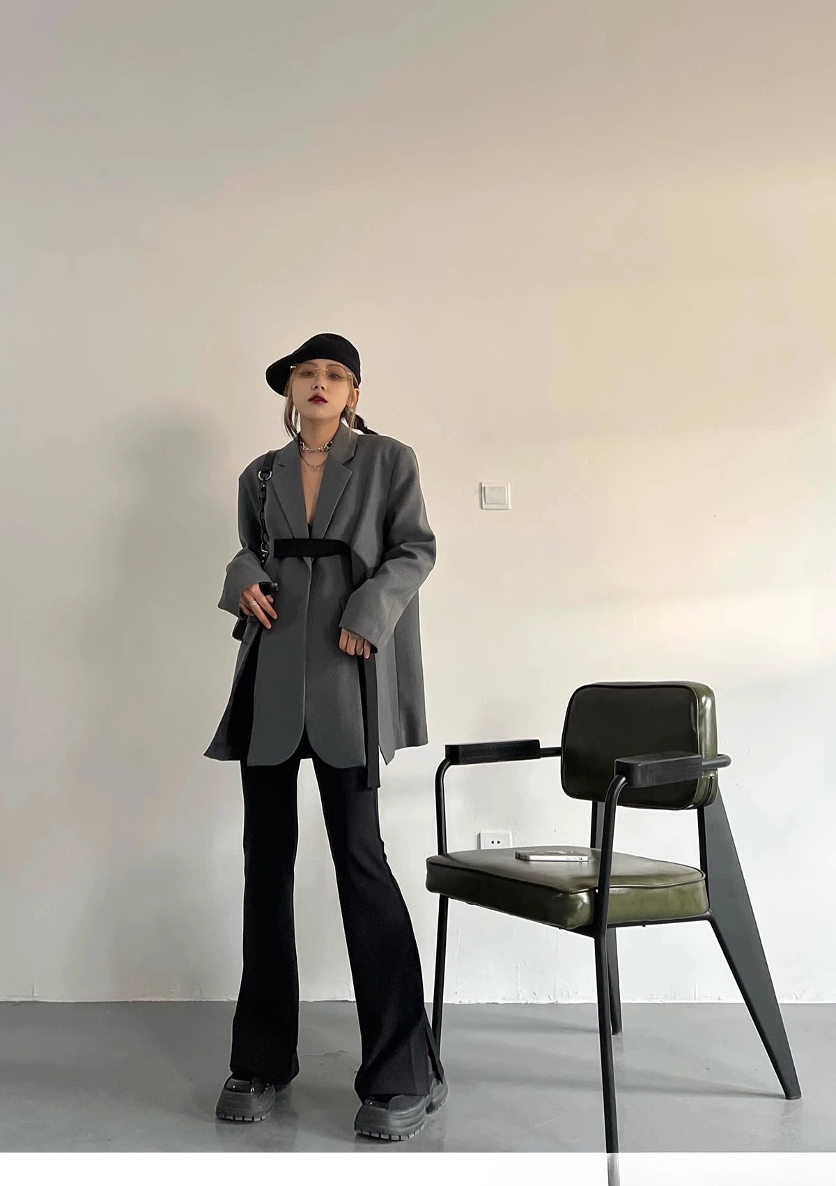 Zweiteiliges Damen-Set mit Stickerei: Langarm-Oberteil mit Reverskragen und hoch taillierte, lange Hose – stilvoll und elegant.