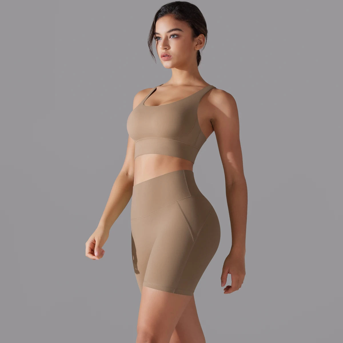 Nahtloses Fitnessset für Damen: braun-beiges Sporttop und kurze Leggings im Set-Look