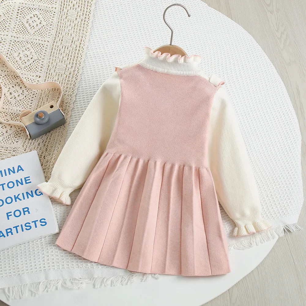 Mädchen Kleid aus gestricktem Material mit süßen gestickten Blumen und Farbblock