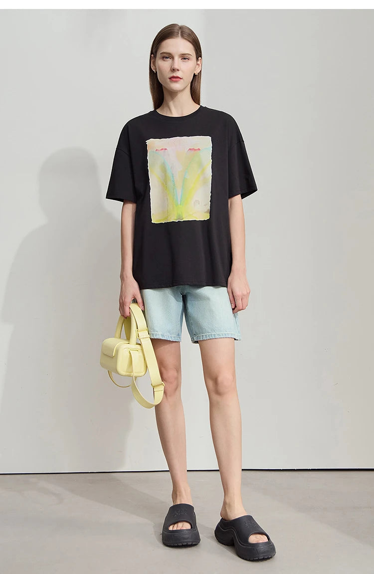 Damen T-Shirt im minimalistischen Stil mit Druck und Rundhals-Ausschnitt