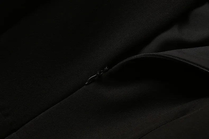 Elegantes Damenkleid mit quadratischem Ausschnitt, halblangen Ärmeln und Pailletten-Patchwork-Design – ideal für besondere Anlässe.