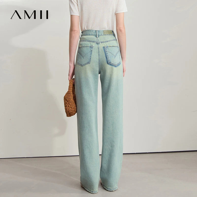 Damen Jeans im minimalistischen Sommer-Style mit schmalem geradem Bein