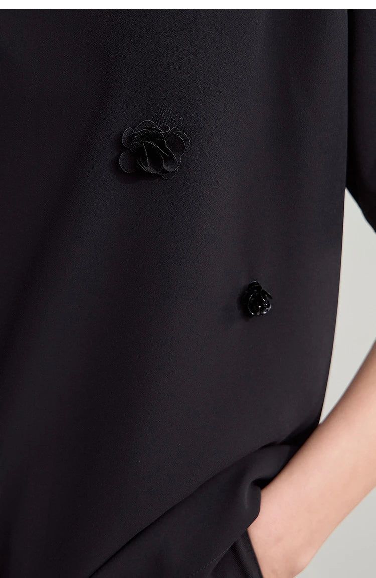 Damen Top im minimalistischen Stil mit elegantem O-Ausschnitt und Pailletten-Blume