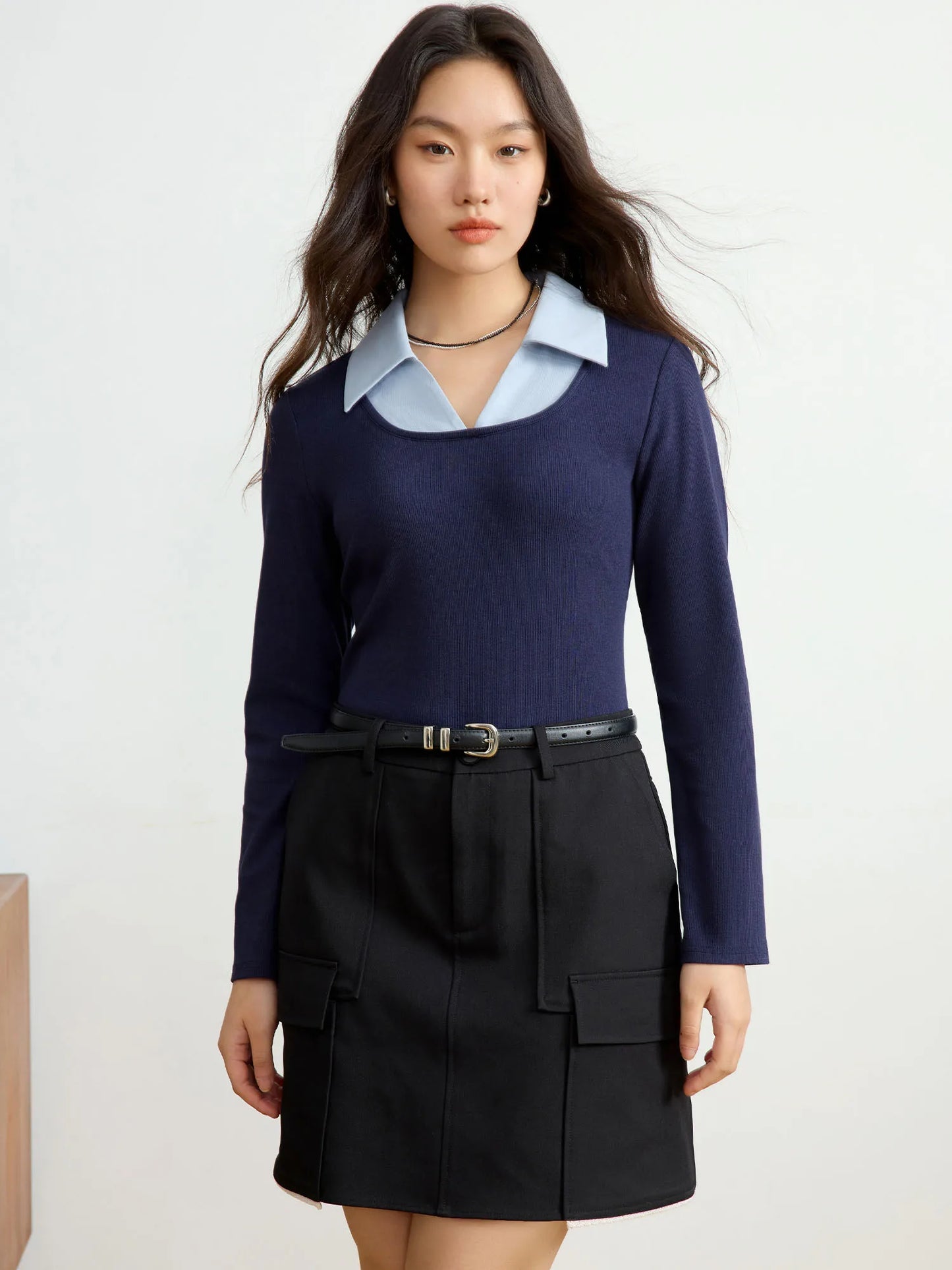 Elegante Damen-Spitzenbluse mit langen Ärmeln und Knopfleiste in sanftem Beige und Lila – ideal für den Winter.