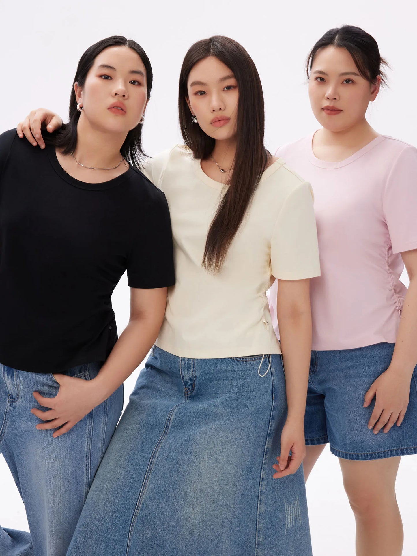 Beiges Damen-T-Shirt mit Rundhalsausschnitt und kontrastierendem Buchstaben-Print – ideal für den Sommer