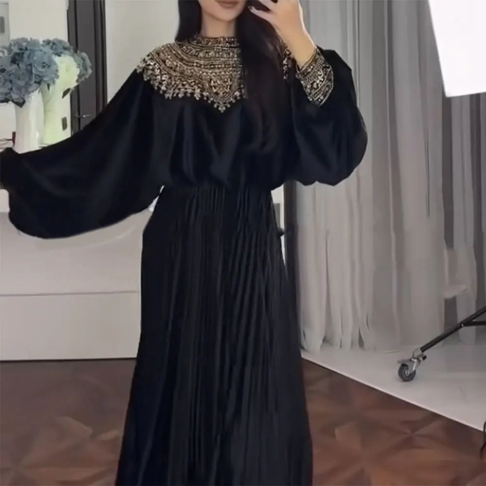 Elegantes Damenkleid mit Rundhalsausschnitt und langen Ärmeln – Patchwork-Design mit Perlen für einen stilvollen Auftritt.
