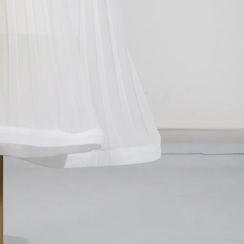 Elegantes Damenkleid mit Rundhalsausschnitt, halblangen Ärmeln und Spitzen-Patchwork-Design – figurbetont und stilvoll.