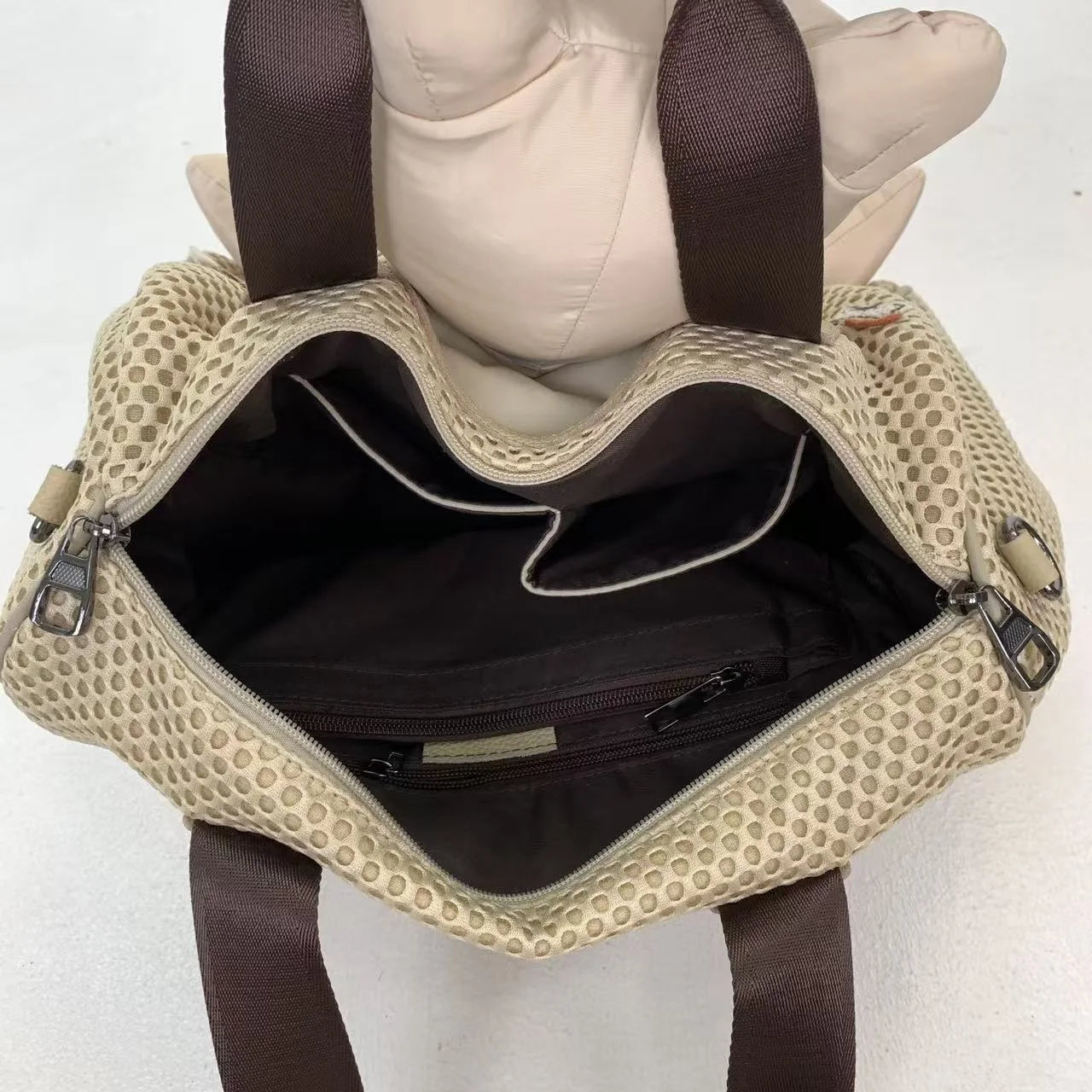 Damen-Umhängetasche aus Nylon mit Mesh-Details und Bärchen-Design Großes Fassungsvermögen mit Langem Tragegurt