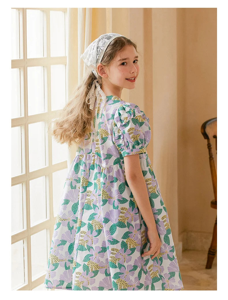 Kurzes Mädchen-Kleid mit Puffärmeln und Cheongsam-Design, Patchwork aus Gaze in Lila-Blau, mit Perlenknöpfen – für Kinder von 3 bis 12 Jahren.