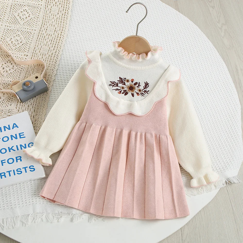 Mädchen Kleid aus gestricktem Material mit süßen gestickten Blumen und Farbblock