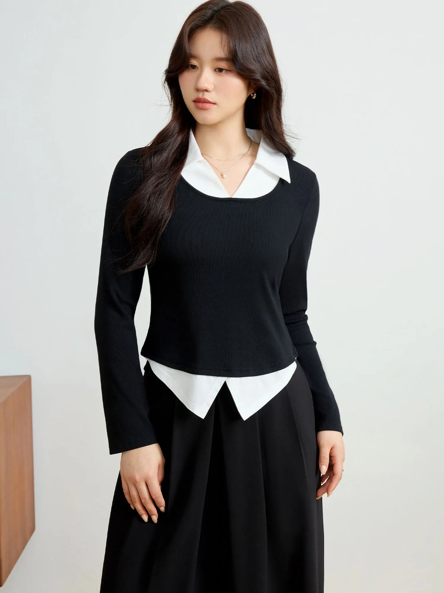Elegante Damen-Spitzenbluse mit langen Ärmeln und Knopfleiste in sanftem Beige und Lila – ideal für den Winter.