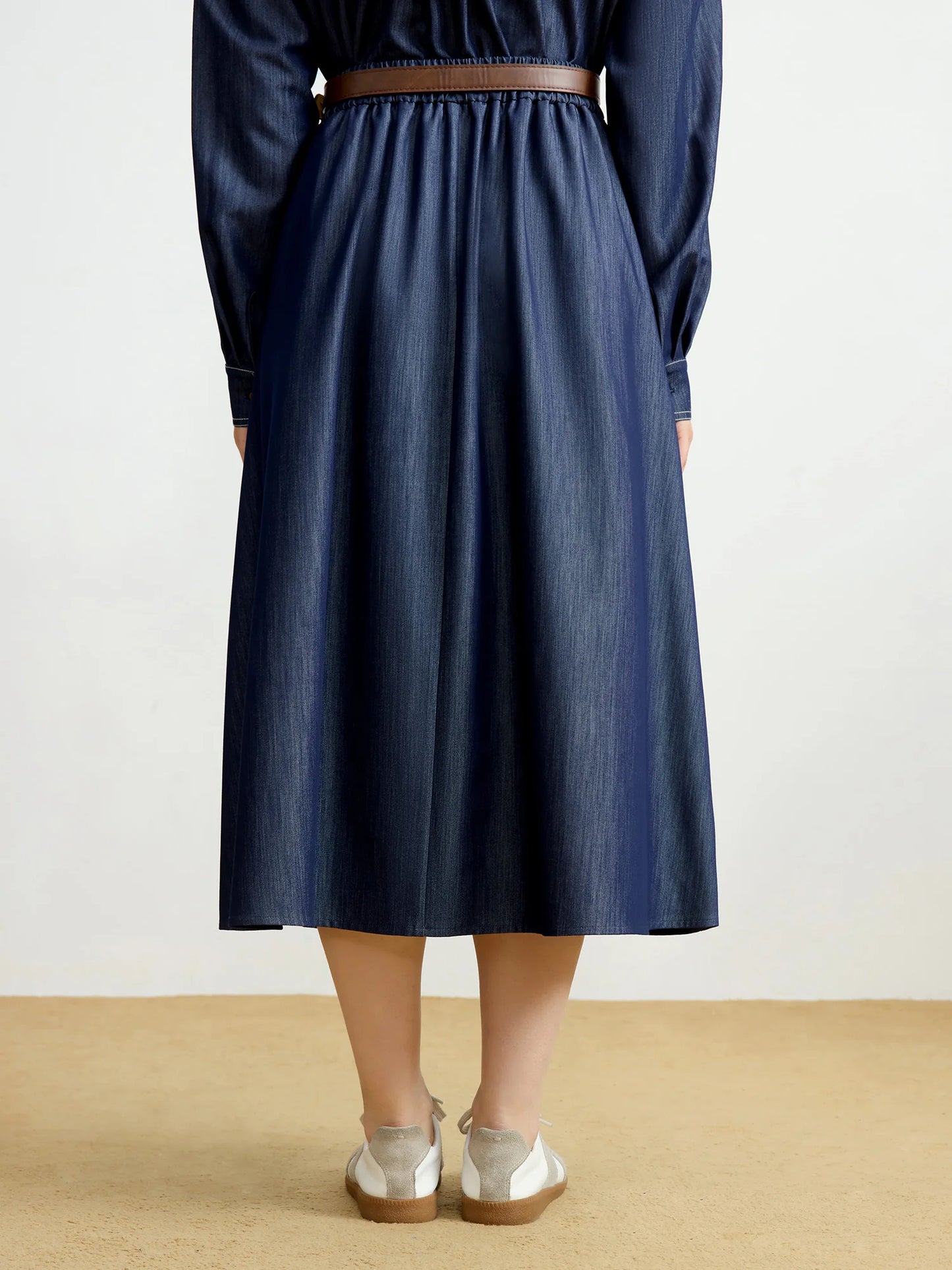 Kurzes Damen-Polo-Strickshirt mit Kontrastfarbe und Puppenkragen – modisch und vielseitig für den Sommer.