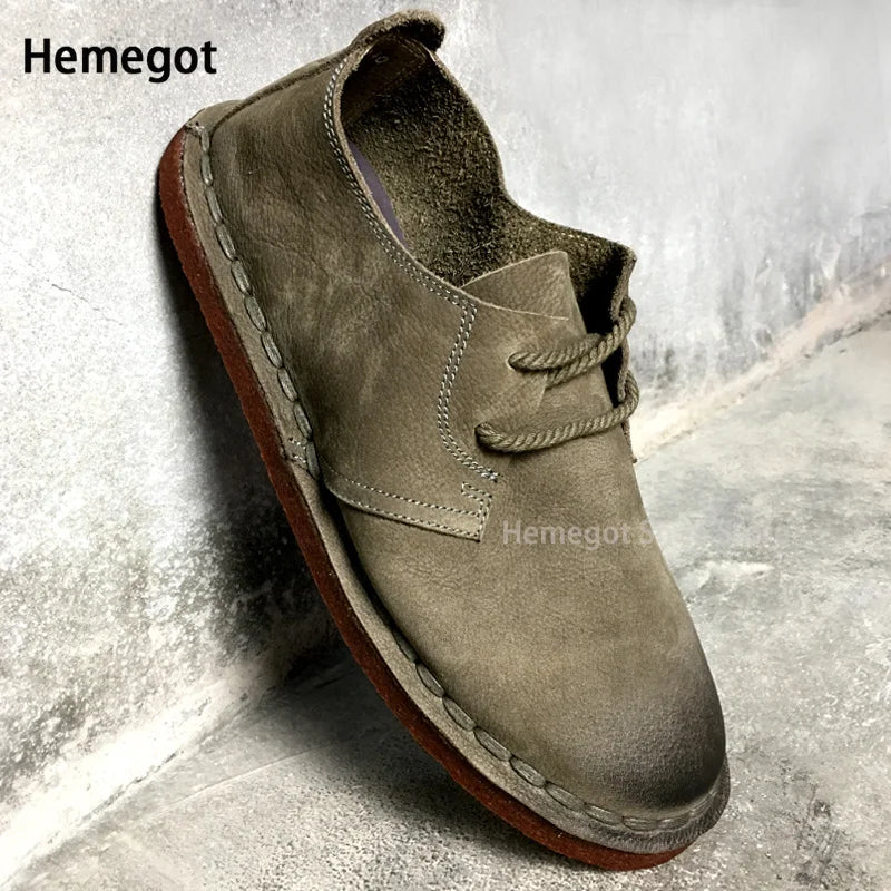 Khaki Herrenlederschuh mit seitlichem Einstieg, Kordelriemen und braun melierter Sohle