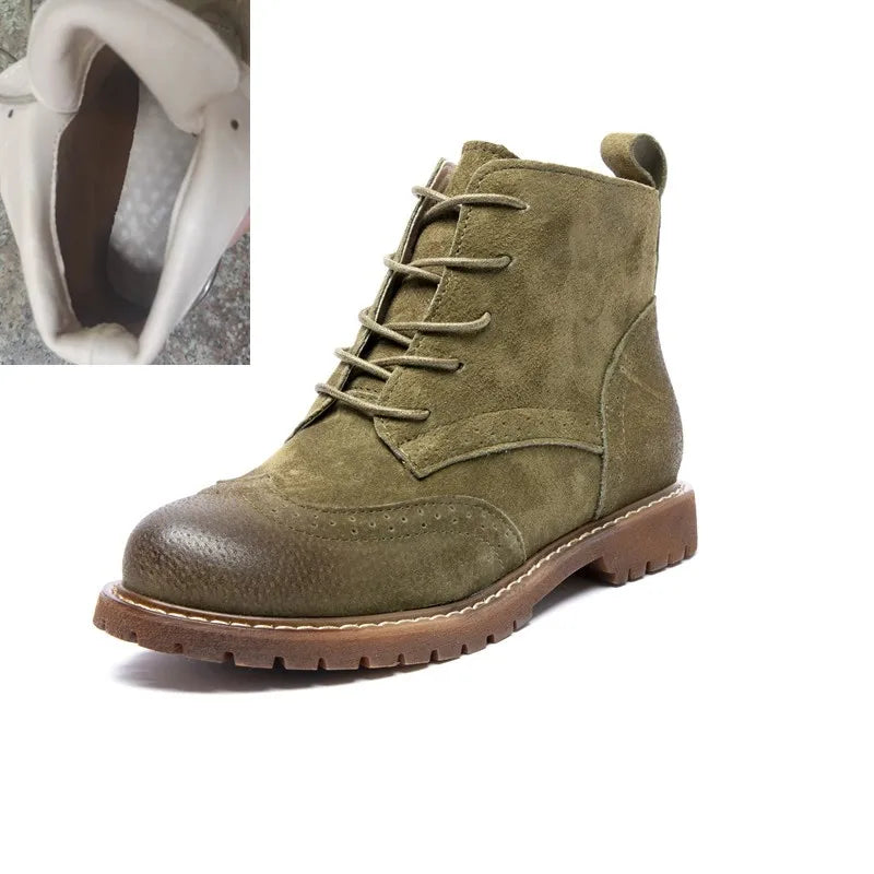 Olivegrüne Schnürstiefelette aus Wildleder mit kurzer Fellmanschette und Profilsohle.