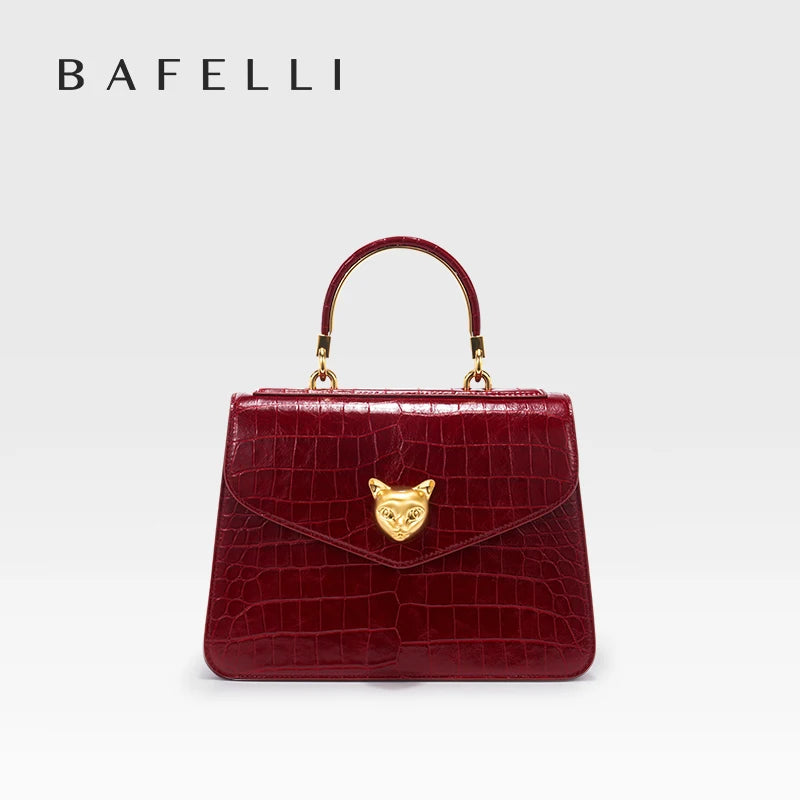 Business-Ledertasche mit Kroko-Optik, rot, Vorderansicht mit Klappdeckel und goldener Verschlussplatte