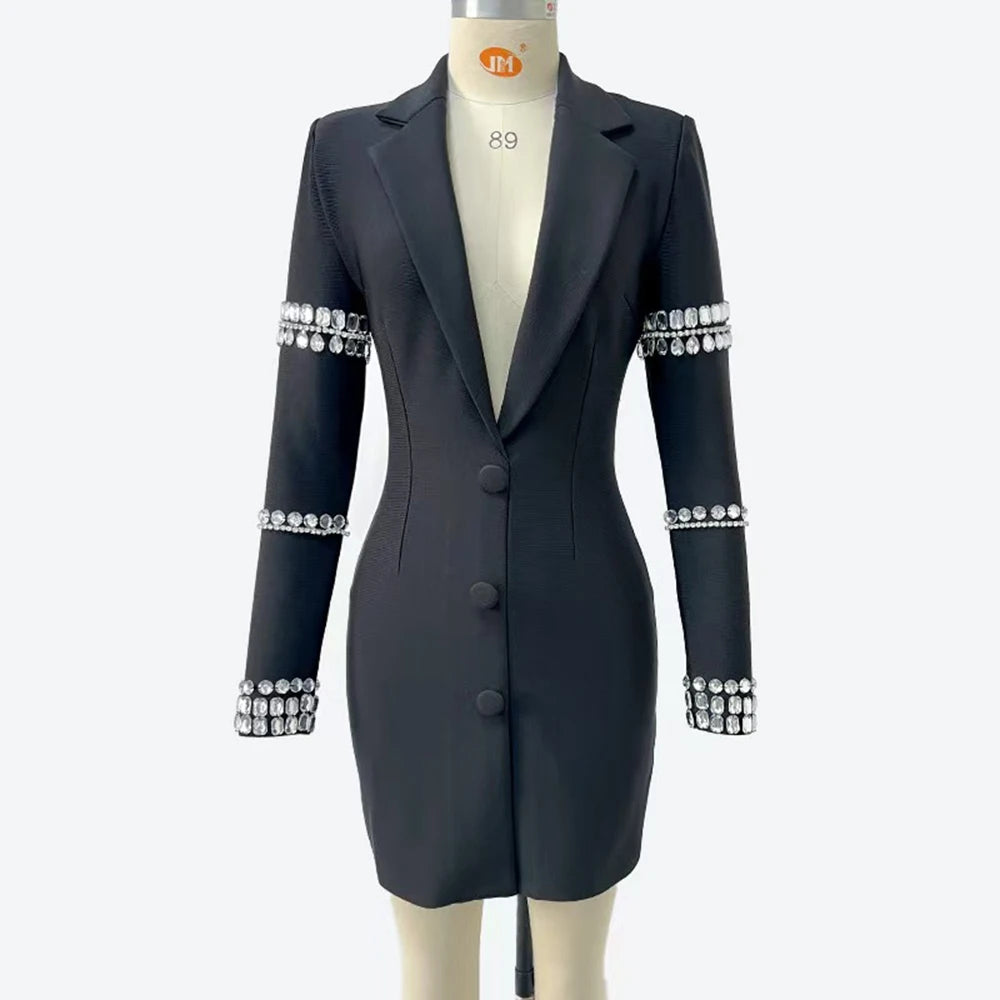 Elegantes Damenkleid mit Rundhalsausschnitt, halblangen Ärmeln und Spitzen-Patchwork-Design – figurbetont und stilvoll.