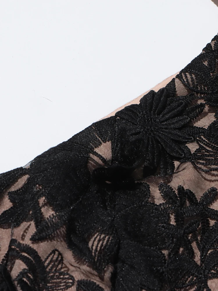 Ärmelloses Damen-Kleid mit Karree-Ausschnitt und 3D-Blumen-Patchwork im Colorblock-Design – figurbetont und stilvoll.