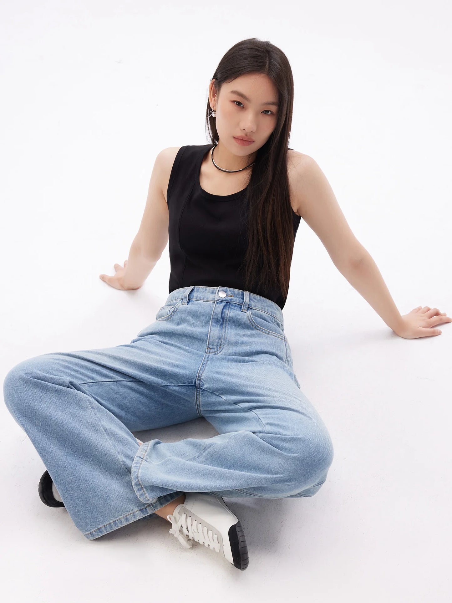 Kurzärmeliges Damen-T-Shirt aus Lyocell mit V-Ausschnitt und Metallperlen-Details – vielseitig und lässig für den Sommer