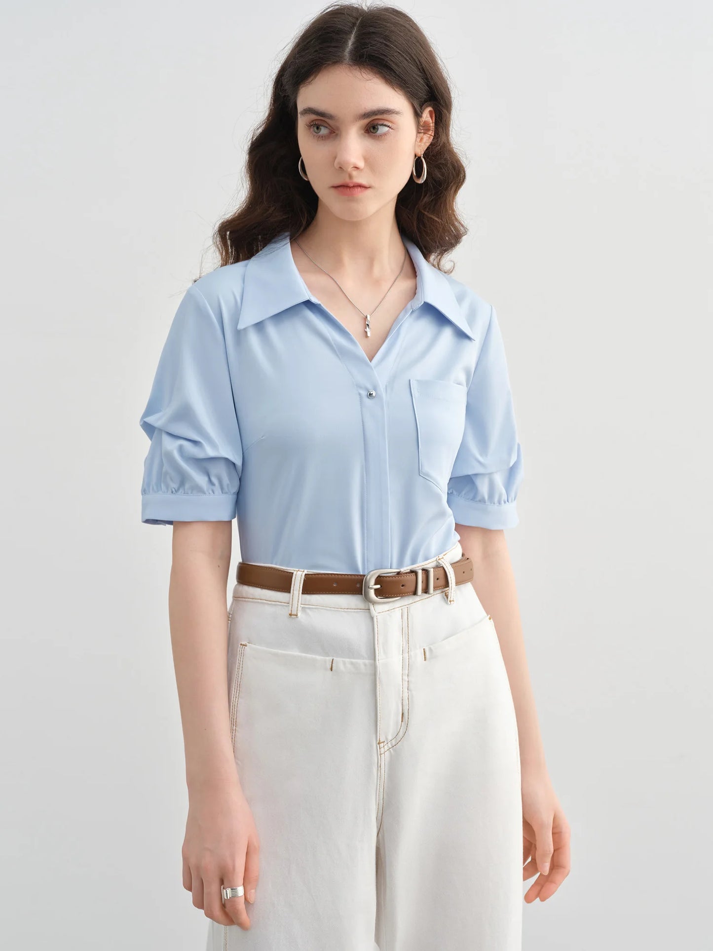 Elegantes Damen-Spitzenshirt in Plus-Size mit kurzen Ärmeln und Hohldesign – ideal für den Sommer.