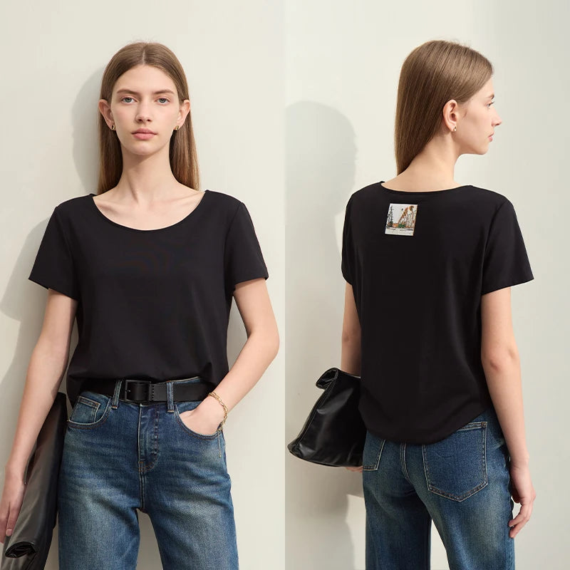 Damen T-Shirt im minimalistischen Stil mit großem U-Ausschnitt und kurzen Ärmeln