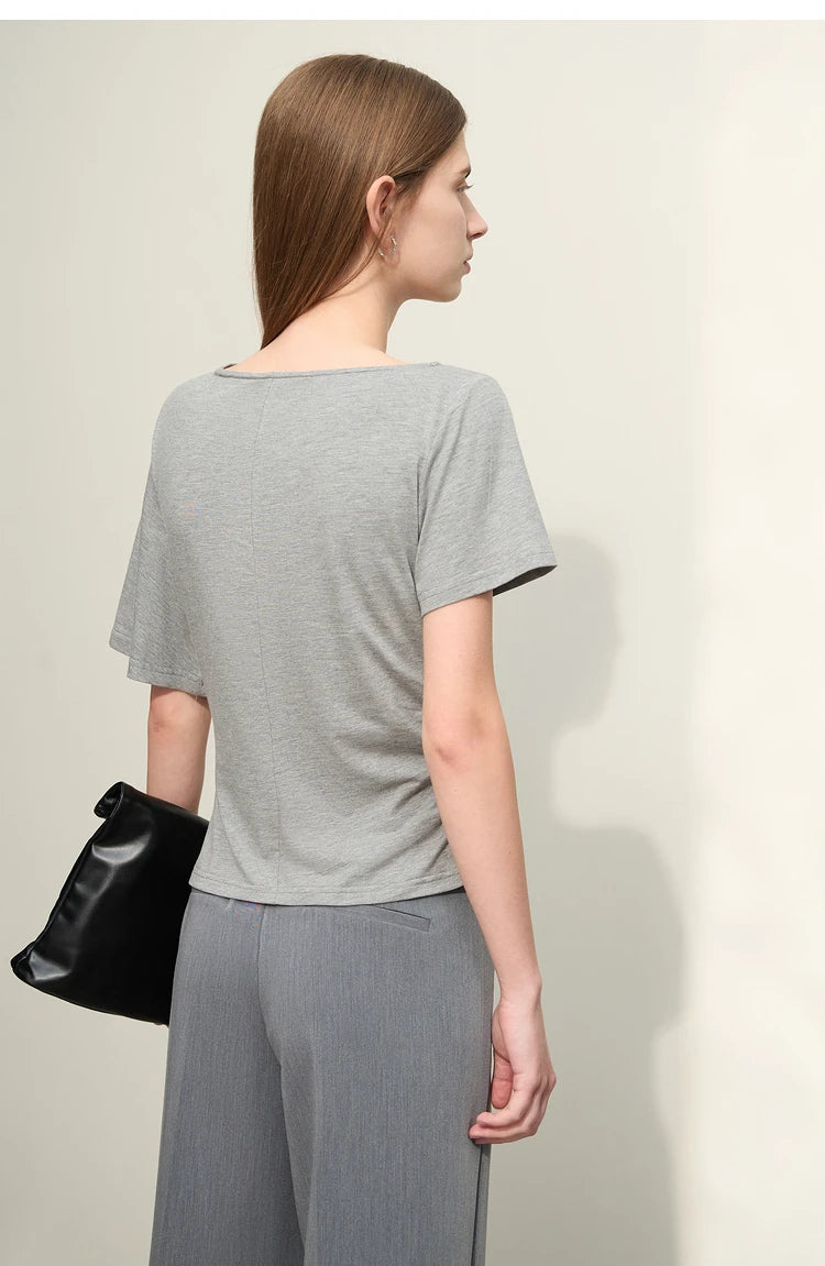 Damen T-Shirt im Minimalismus-Stil mit asymmetrischem Slash Neck und Raffen