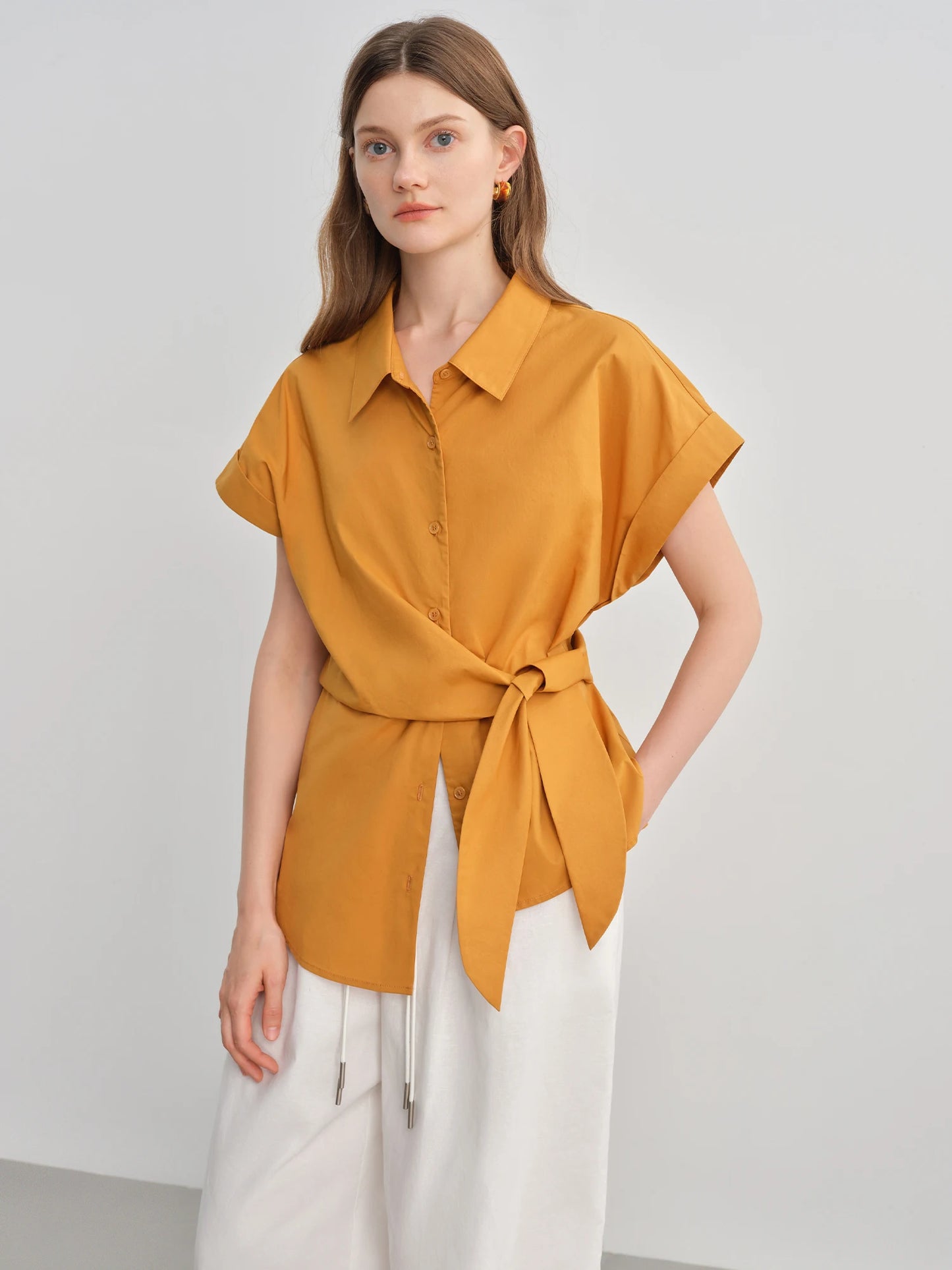 Damen-Bluse in Beige mit V-Ausschnitt und kurzen Ärmeln – leichte Sommermode für das Büro