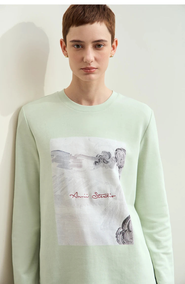 Damen T-Shirt im Minimalismus-Stil mit Kunstdruck und Stickerei für den Herbst